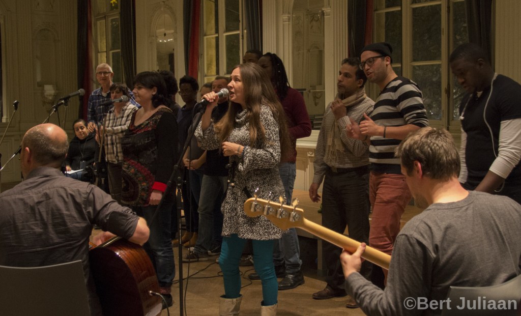 Een repetitie van Forsiti'A, met Isabelle en Sophie aan de micro